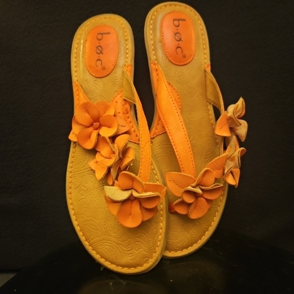 Born BOC Orange Flower Sandals Flip Flops Slip On Flat Shoes Womens Size 9 M - Picture 1 of 15